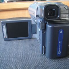 2004年製　SONY　ソニー　ビデオカメラ　ハンディカム　DCR-DVD201　充電器　リモコン　AVケーブル付の画像
