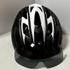 【新品.・未使用】自転車用ヘルメット サイクリングヘルメット バイクヘルメット リアライト 取り外し可能な磁気ゴーグル ポータブルバックパック付き(カラー:黒)の画像