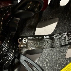 【新品.・未使用】自転車用ヘルメット サイクリングヘルメット バイクヘルメット リアライト 取り外し可能な磁気ゴーグル ポータブルバックパック付き(カラー:黒)の画像