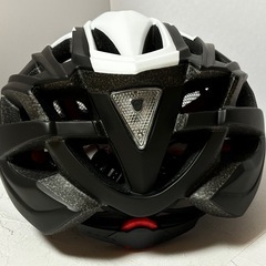 【新品.・未使用】自転車用ヘルメット サイクリングヘルメット バイクヘルメット リアライト 取り外し可能な磁気ゴーグル ポータブルバックパック付き(カラー:黒)の画像