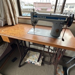足踏み式ミシン(singer)
