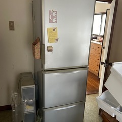 【まとめて引き取ってくださる方優先】冷蔵庫、電子レンジ、食器棚、...