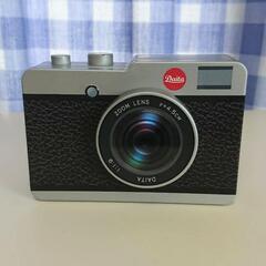 カメラ型の缶2コとスヌーピーの円柱缶2コの画像
