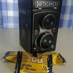 カメラ型の缶2コとスヌーピーの円柱缶2コの画像