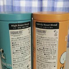 カメラ型の缶2コとスヌーピーの円柱缶2コの画像