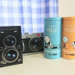 カメラ型の缶2コとスヌーピーの円柱缶2コ