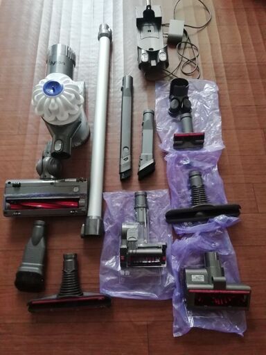 アタッチメント多数　ダイソンV 6  掃除機