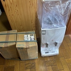 新品未使用ウォーターサーバーと12リットル水2箱