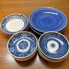 青いお皿のセットの画像