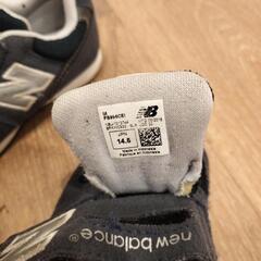 子供のスニーカーの画像