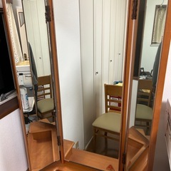 ドレッサー、鏡台、椅子付きの画像