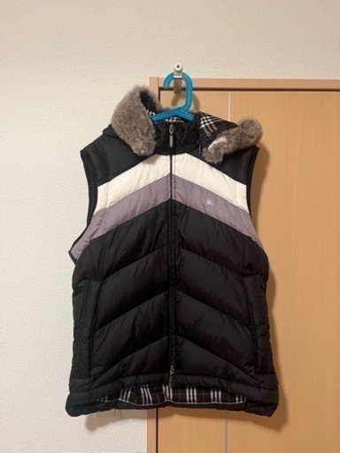 【BURBERRY BLACK LABEL　ロゴ刺繍ファー付きジップアップダウンベスト 】バーバリーブラックレーベル 黒 メンズ 　福岡県　博多　吉塚　箱崎　天神