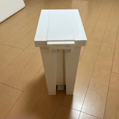 ペダル付きペール(ゴミ箱)の画像