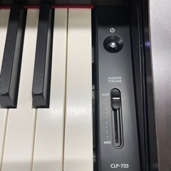 ヤマハ電子ピアノ中古美品YAMAHA  CLP-735R 2020年製　高低調整可能椅子付き の画像