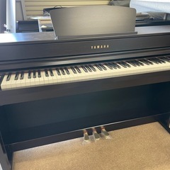 ヤマハ電子ピアノ中古美品YAMAHA  CLP-735R 2020年製　高低調整可能椅子付き の画像