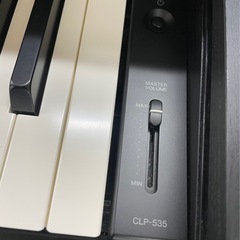 YAMAHA中古美品ヤマハ電子ピアノCLP-535B  2015年製　専用椅子付き の画像