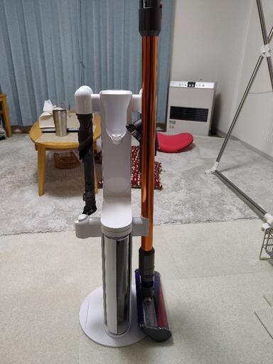 【予定者あり】【本体･電源ケーブルなし】dyson V10 fluffy\n\n純正ベッド スタンド+各種アタッチメント