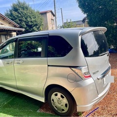 ホンダ フリード シルバー 5ドア ミニバンの画像