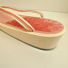 ピンクビーズ草履の画像
