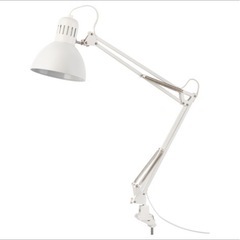 IKEAのテーブルと電灯の画像