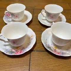 ボーンチャイナのティーカップ（4セット）