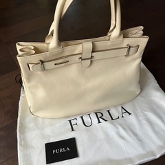 新品同様 FURLA アイボリー レザー ハンドバッグ
