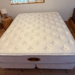 シモンズ　クイーンベッド　ダブルクッションの画像