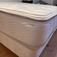 シモンズ　クイーンベッド　ダブルクッションの画像