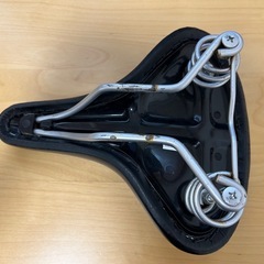 革風加工のサドルの画像