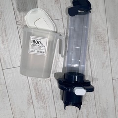 紙コップ容器とピッチャー