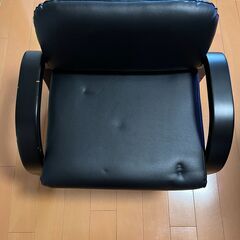 低めの椅子。胡坐や正座ができない方にお勧めです。