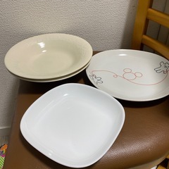 【引き取り予定者決定】パスタ皿　平皿　４枚　シンプル　ディズニーの画像