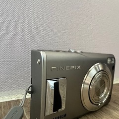 FUJIFILM ファインピクセル　シルバー　デジタルカメラの画像