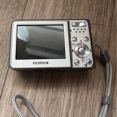 FUJIFILM ファインピクセル　シルバー　デジタルカメラの画像