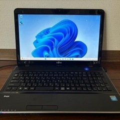 美品　富士通　ノートパソコン　FMVA30LB2