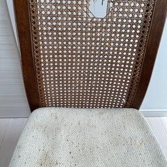籐の背もたれのダイニングチェア