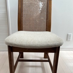 籐の背もたれのダイニングチェアの画像