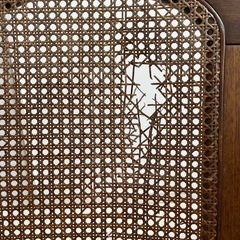 籐の背もたれのダイニングチェアの画像