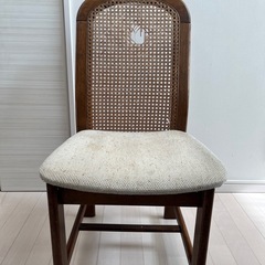 籐の背もたれのダイニングチェアの画像