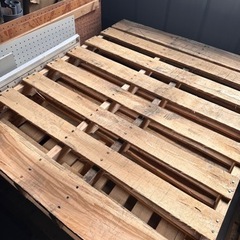 木製パレット100cm x 100cm以上  1枚　400円 の画像