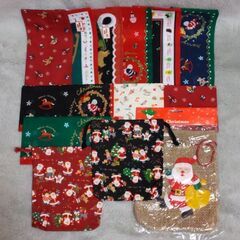クリスマス柄のハンカチや巾着袋