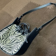 ジブラ柄ハンドバッグの画像