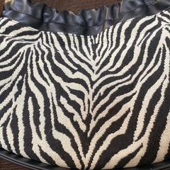 ジブラ柄ハンドバッグの画像