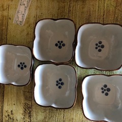 陶器のお重と小鉢の画像