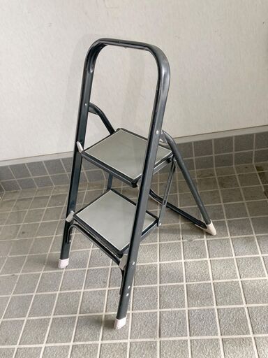 ∞ 折りたたみ踏台 2段 メーカー不明 スチール製 ブラック 破損少しあり 開閉スムーズ