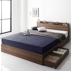 ダブルベッドフレームと棚のセットの画像