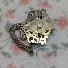 ☆ピンブローチ　エンブレム　縦：約7.0ｃｍ横：約4.0ｃｍ　中古品　の画像