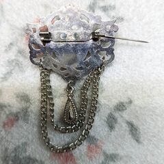 ☆ピンブローチ　エンブレム　縦：約7.0ｃｍ横：約4.0ｃｍ　中古品　の画像