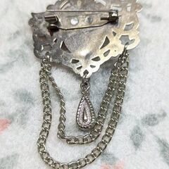 ☆ピンブローチ　エンブレム　縦：約7.0ｃｍ横：約4.0ｃｍ　中古品　の画像
