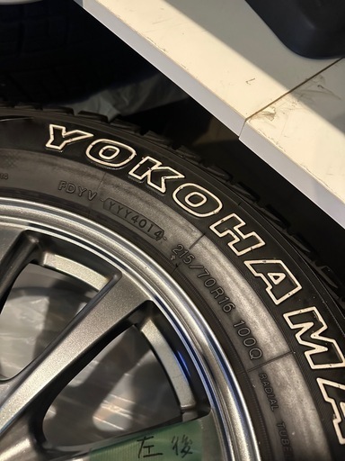 スタッドレスタイヤ 　4本セット　215/70R16